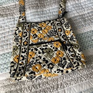3/20$ Vera Bradley awesome print crossbody bag